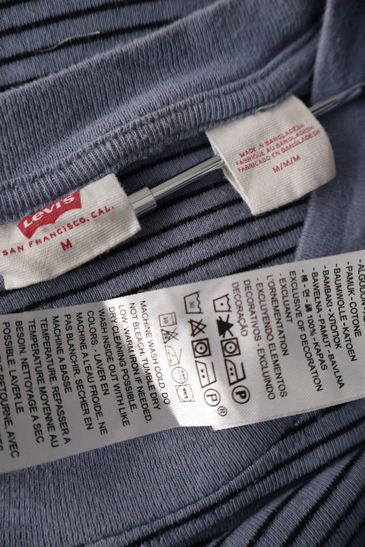 Tricou Levi's bleu cu dungi fine negre mărime M etichetă mărime și compoziție second-hand premium