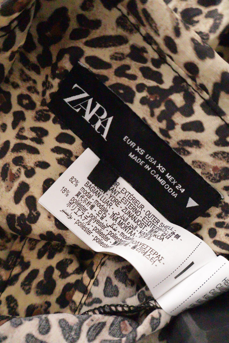 Pantaloni scurti tip fusta ZARA bej cu print leopard mărime XS etichetă mărime și compoziție second-hand premium