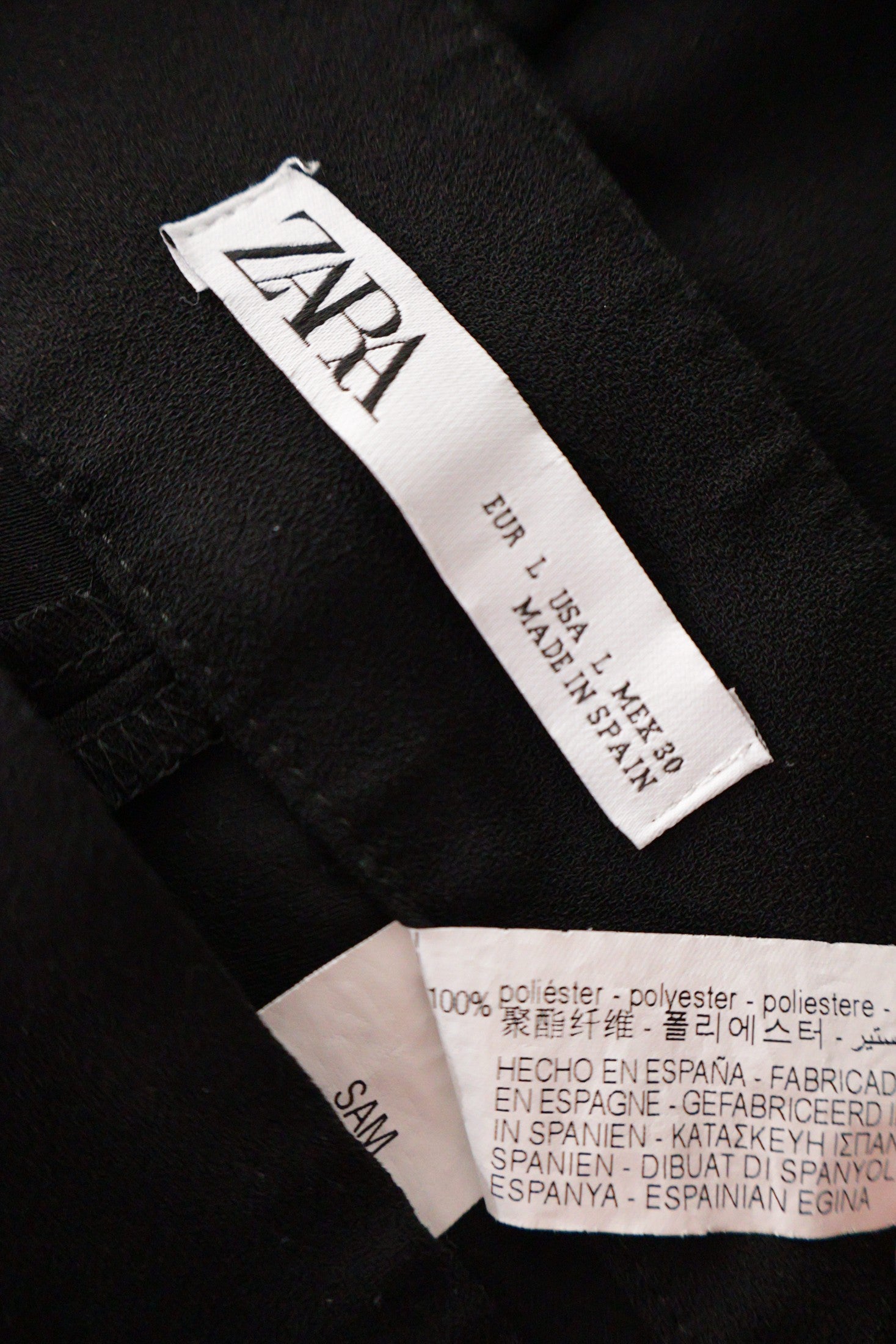 Pantaloni ZARA negru mărime L etichetă mărime și compoziție second-hand premium