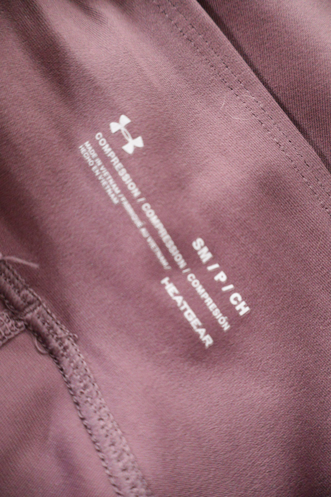 Pantaloni Under Armour mov prună mărime S etichetă mărime și compoziție second-hand premium