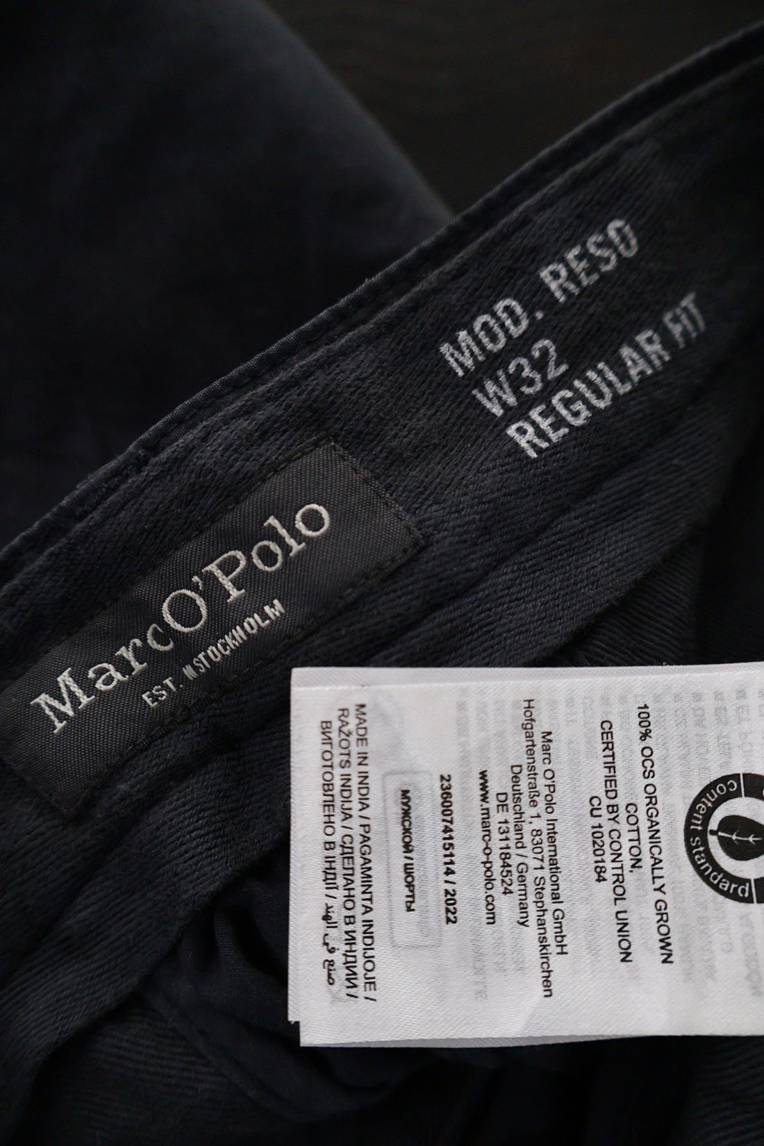 Pantaloni scurti Marc O'Polo bleumarin inchis mărime M etichetă mărime și compoziție second-hand premium