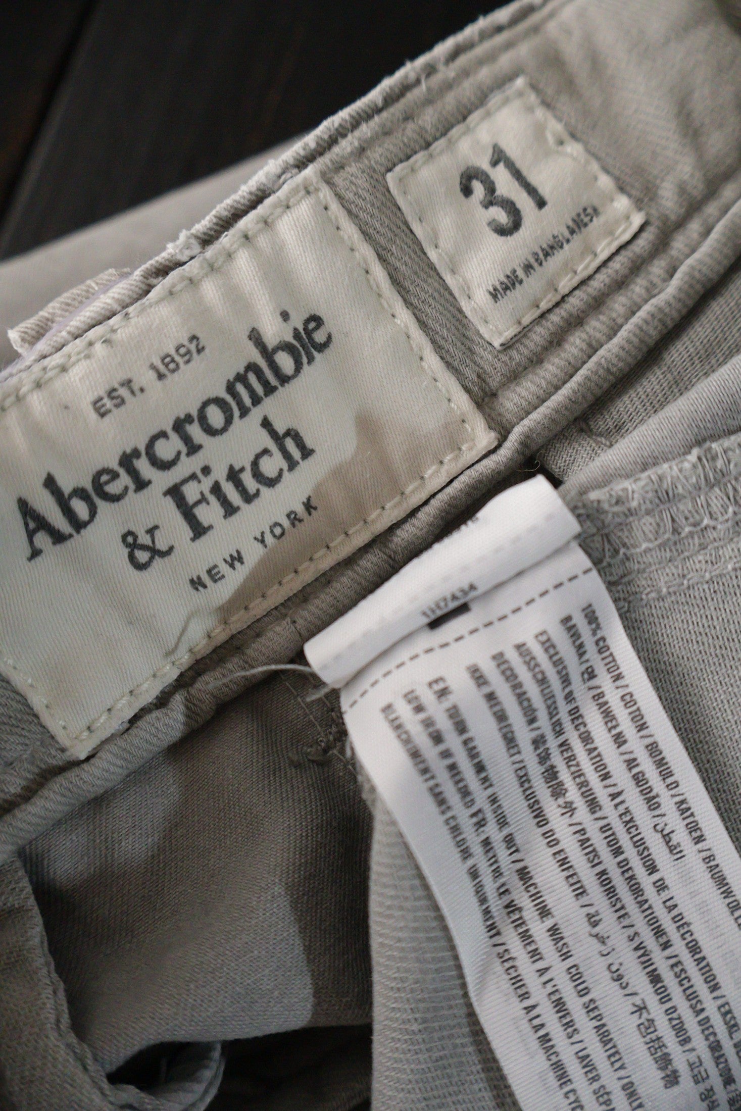 Pantaloni scurti Abercrombie&Fitch gri deschis mărime M etichetă mărime și compoziție second-hand premium