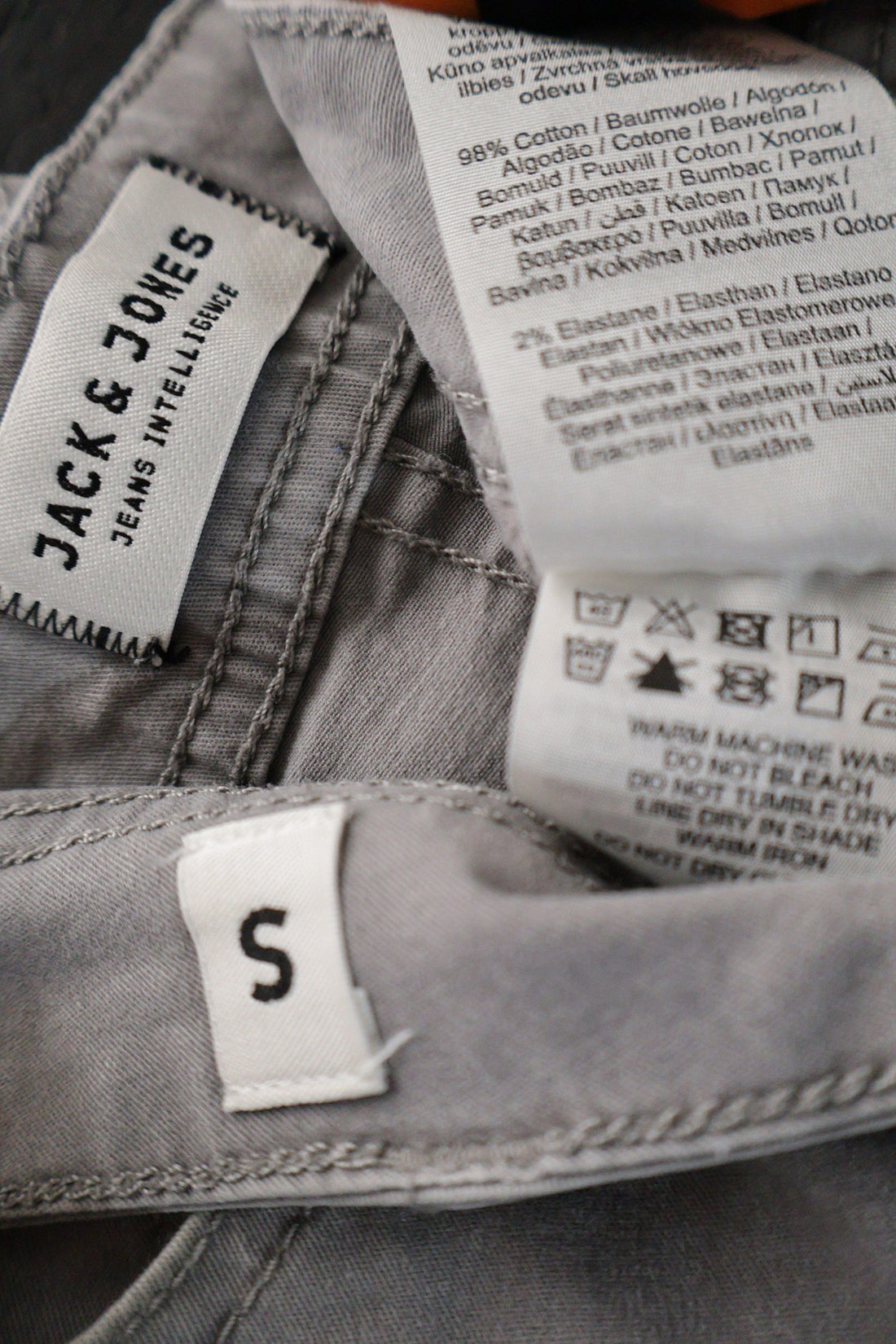 Blugi scurti JACK & JONES gri deschis mărime S etichetă mărime și compoziție second-hand premium