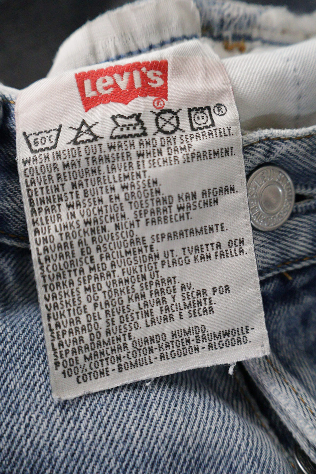 Blugi scurti Levi's albastru deschis mărime S etichetă mărime și compoziție second-hand premium