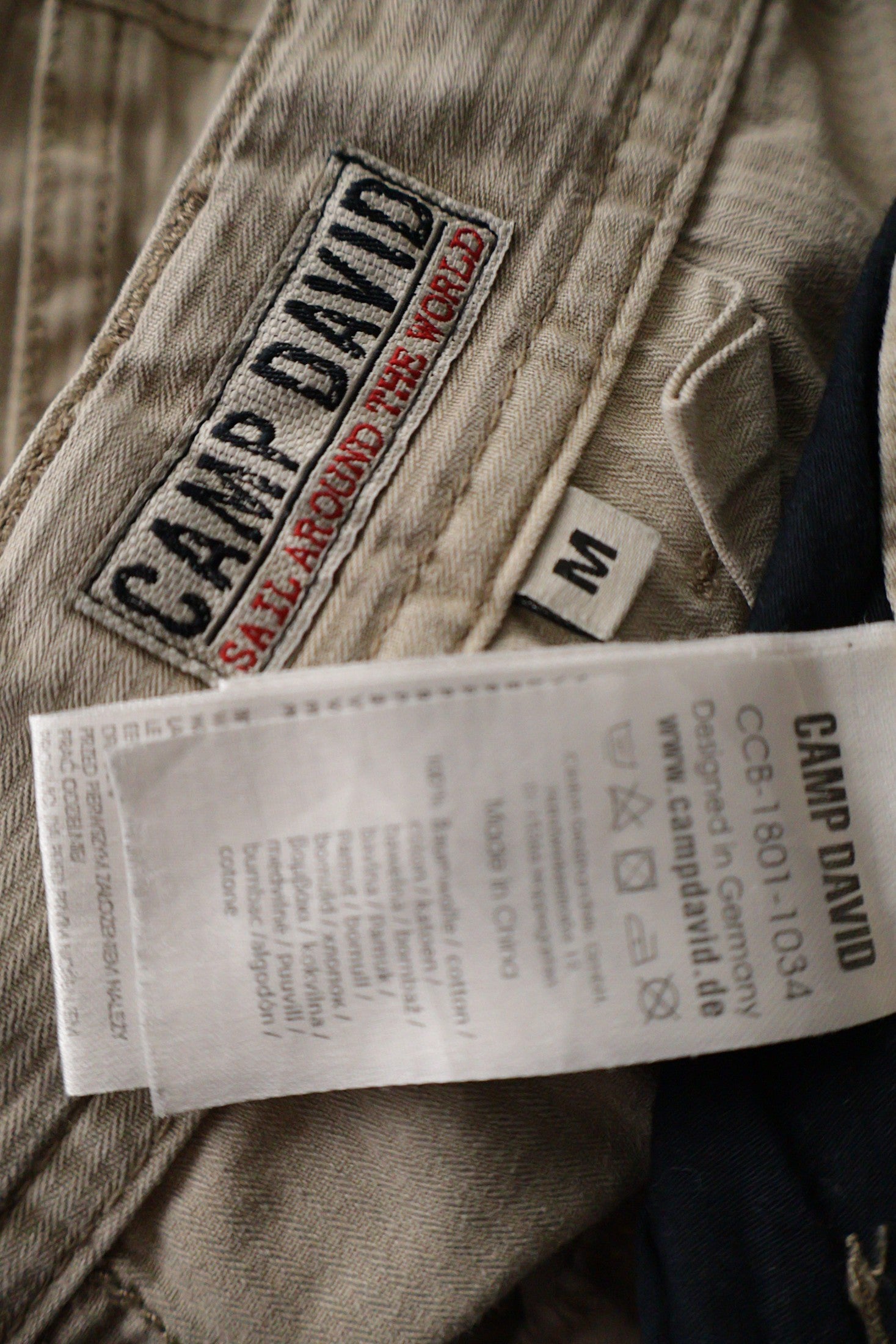 Pantaloni scurti Camp David bej mărime M etichetă mărime și compoziție second-hand premium