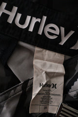 Pantaloni scurti Hurley gri, negru, alb mărime M etichetă mărime și compoziție second-hand premium