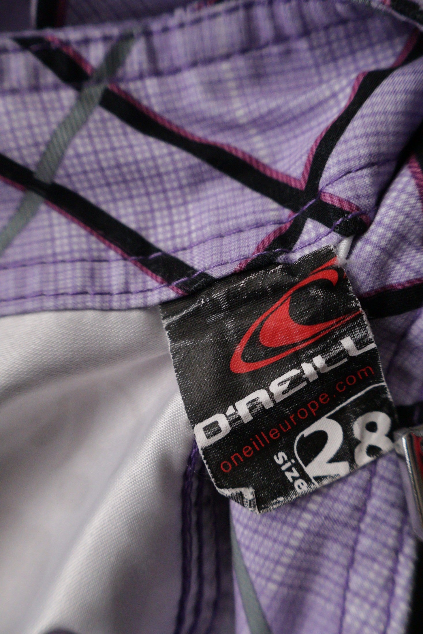 Pantaloni scurti O'Neill mov mărime S etichetă mărime și compoziție second-hand premium