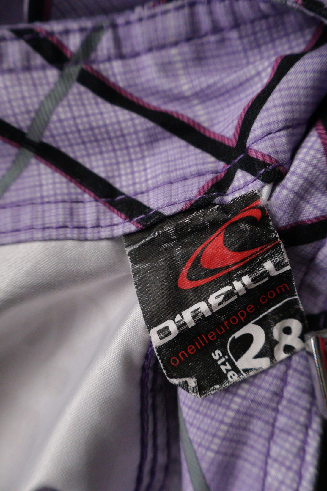 Pantaloni scurti O'Neill mov mărime S etichetă mărime și compoziție second-hand premium