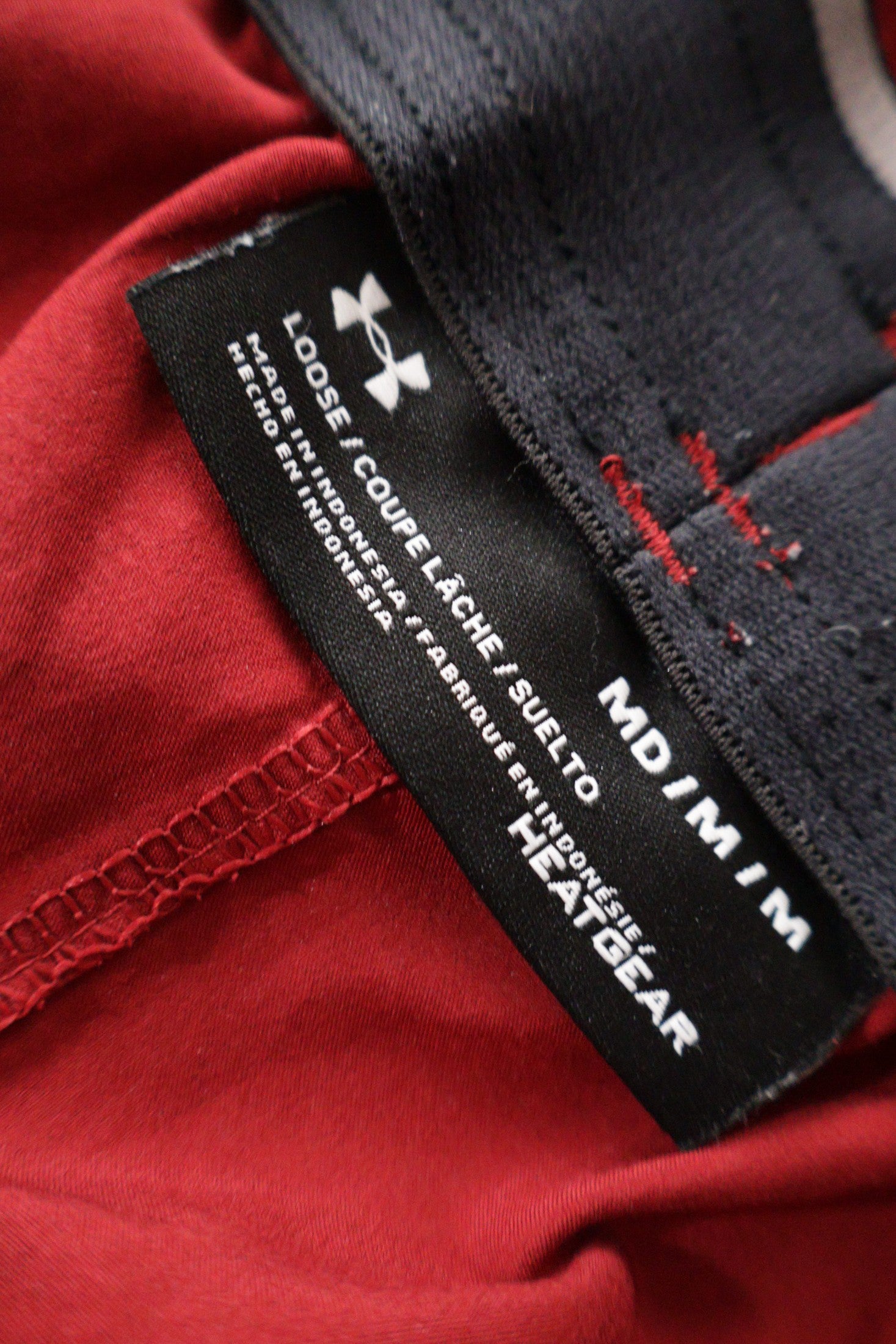Pantaloni scurti Under Armour roșu mărime M etichetă mărime și compoziție second-hand premium