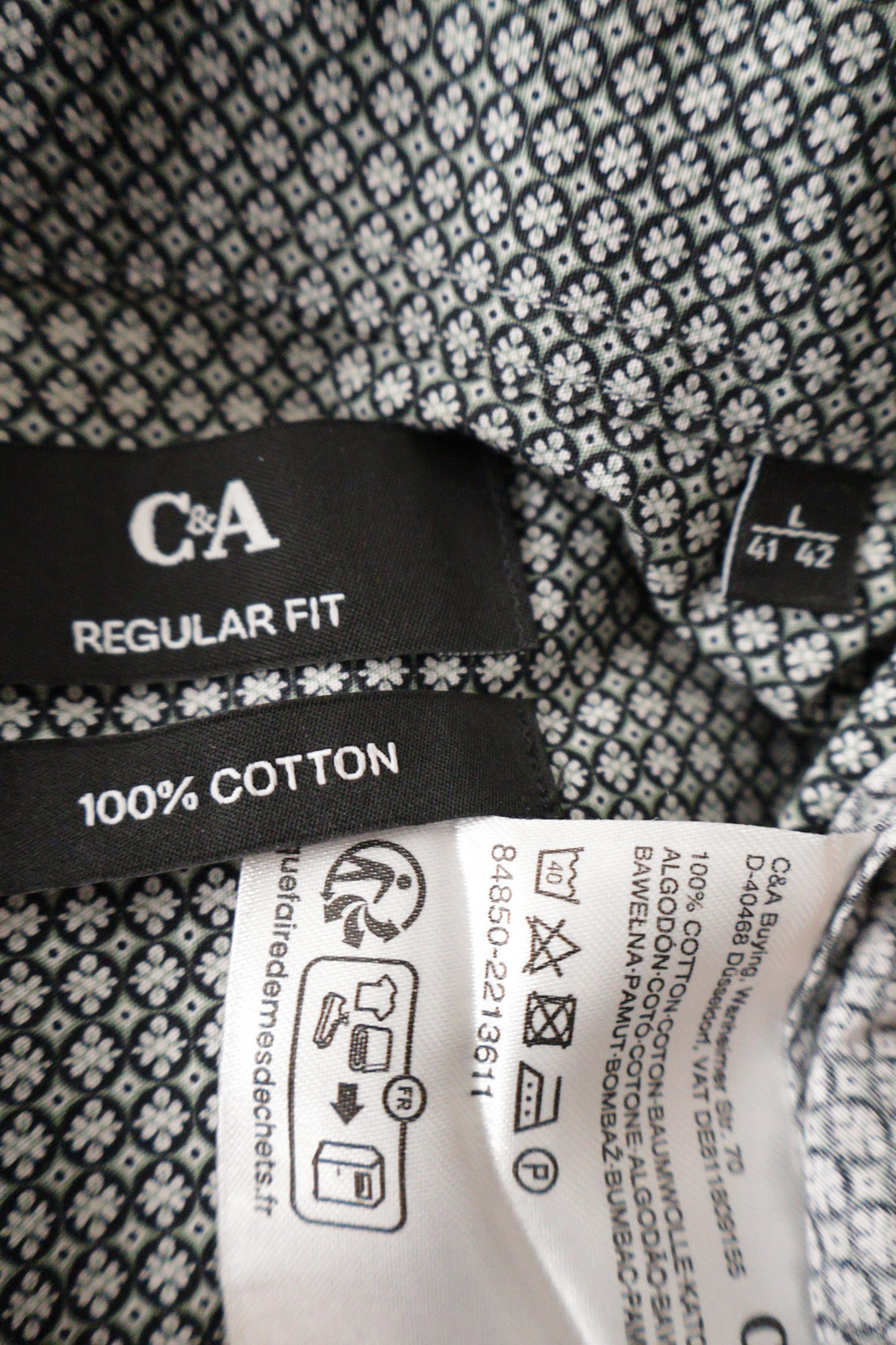 Camasa C&A gri deschis cu imprimeu geometric alb-negru mărime L etichetă mărime și compoziție second-hand premium