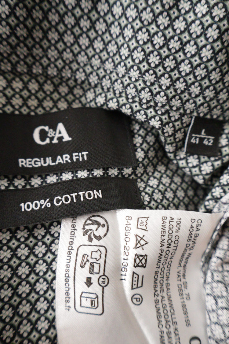 Camasa C&A gri deschis cu imprimeu geometric alb-negru mărime L etichetă mărime și compoziție second-hand premium