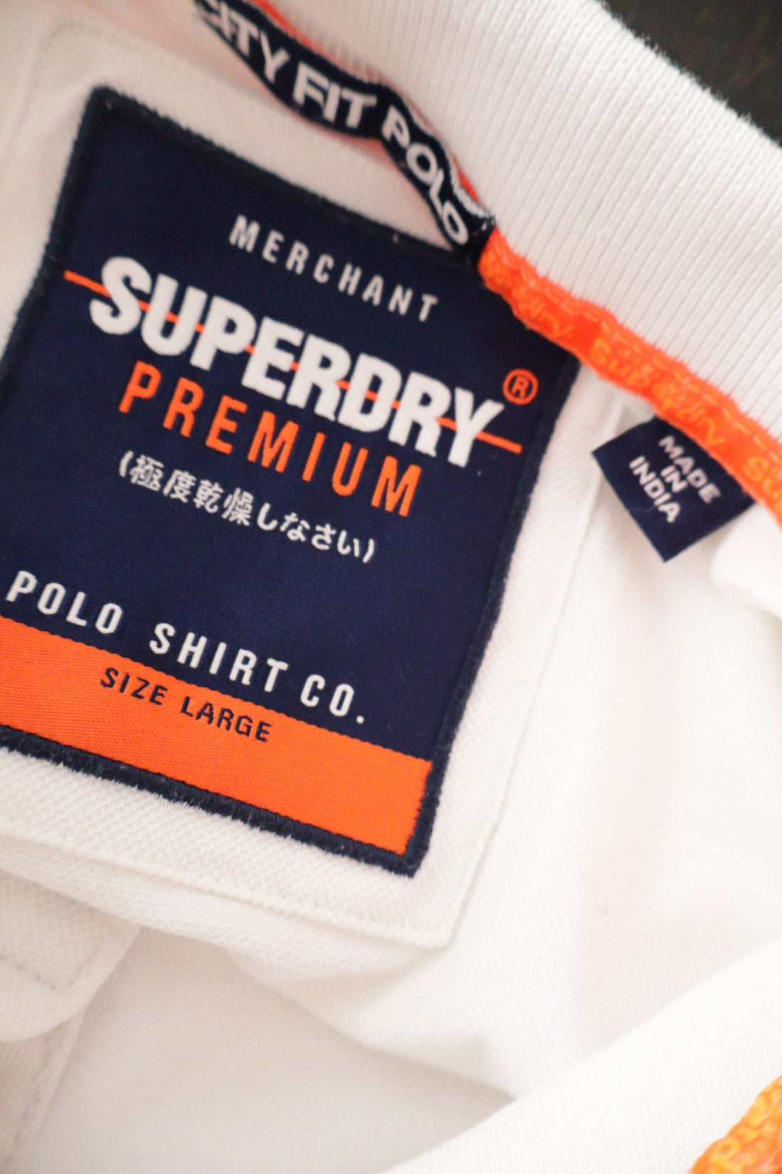 Tricou Superdry alb mărime L etichetă mărime și compoziție second-hand premium