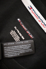Tricou Tommy Sport negru, alb, rosu mărime XL etichetă mărime și compoziție second-hand premium