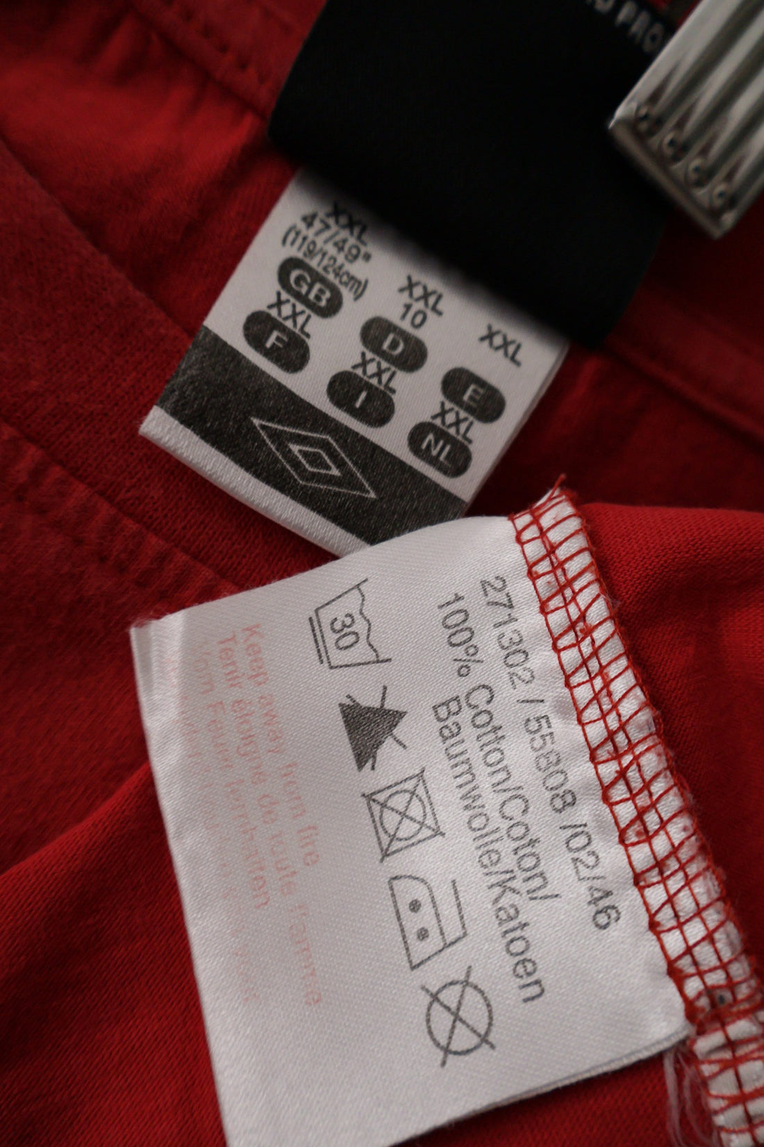 Tricou Umbro roșu mărime XXL etichetă mărime și compoziție second-hand premium