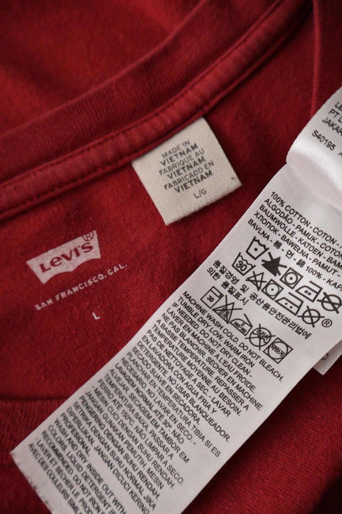 Tricou Levi's roșu mărime L etichetă mărime și compoziție second-hand premium