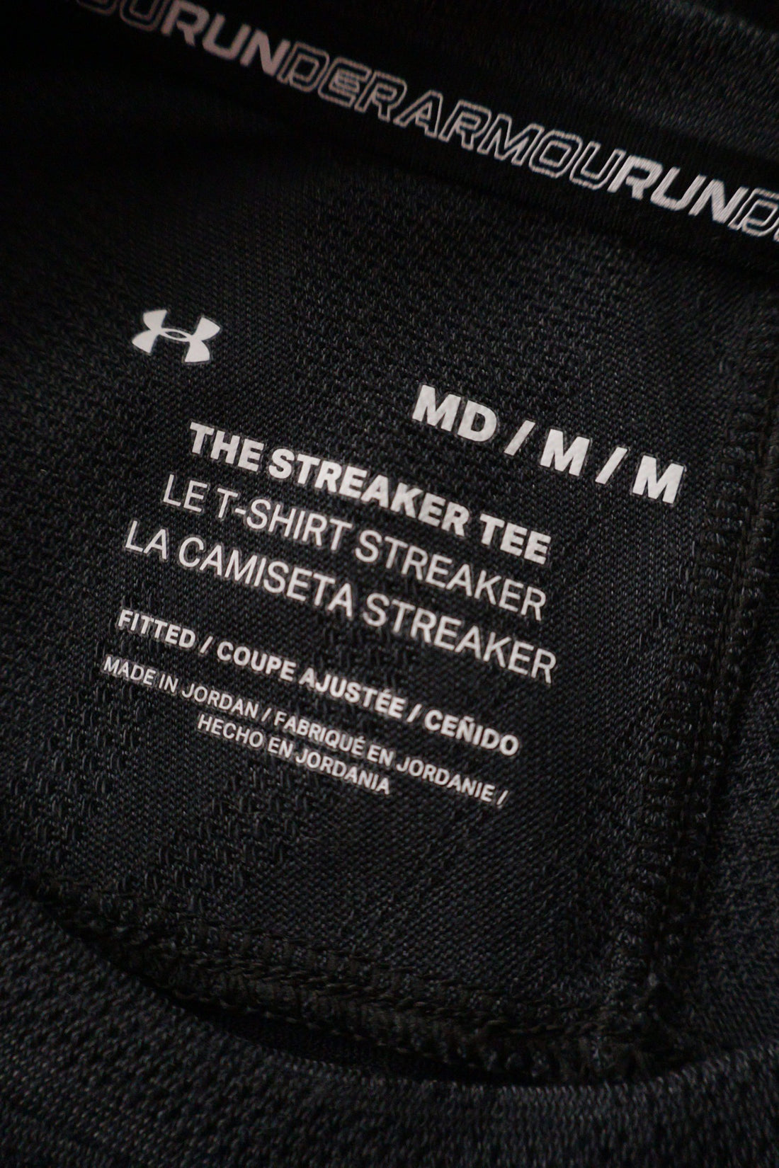 Tricou Under Armour gri inchis / negru mărime M etichetă mărime și compoziție second-hand premium