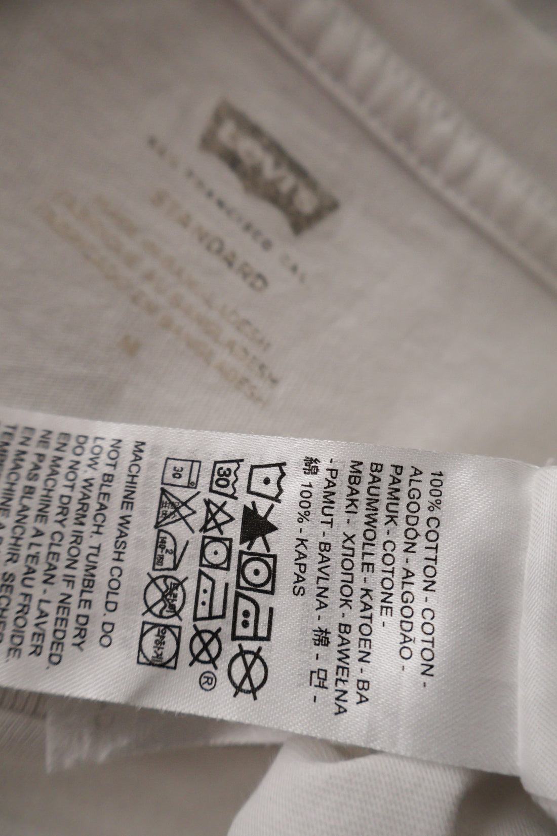 Tricou Levi's alb mărime M etichetă mărime și compoziție second-hand premium