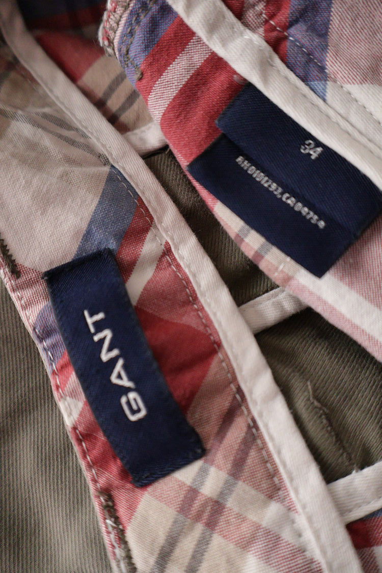 Pantaloni scurti GANT bej mărime M etichetă mărime și compoziție second-hand premium