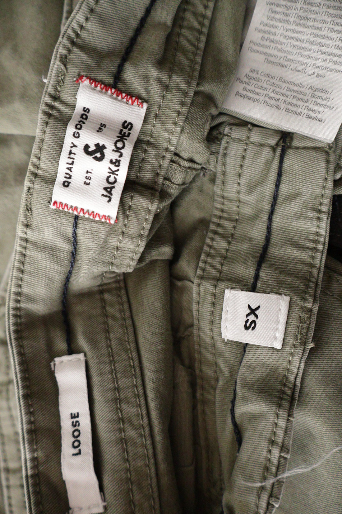 Pantaloni scurti Jack&Jones verde-kaki mărime XS etichetă mărime și compoziție second-hand premium