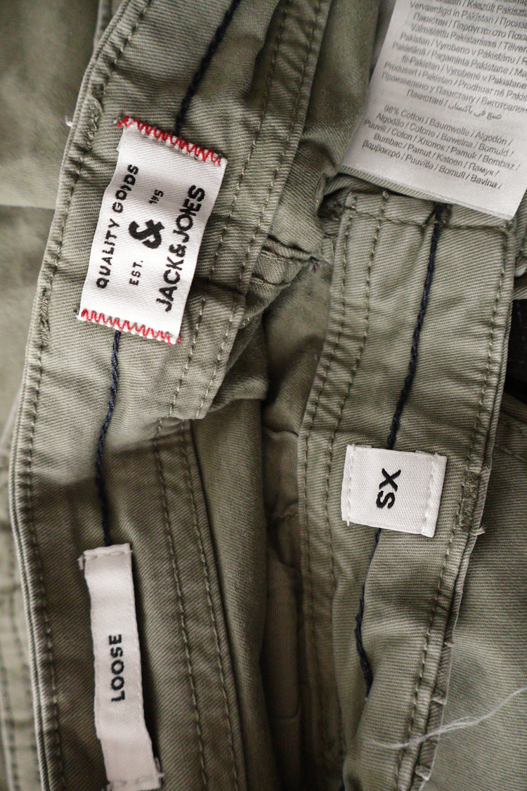 Pantaloni scurti Jack&Jones verde-kaki mărime XS etichetă mărime și compoziție second-hand premium