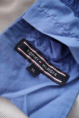 Pantaloni scurti Tommy Hilfiger bleumarin cu detalii bleu deschis si alb mărime XL etichetă mărime și compoziție second-hand…
