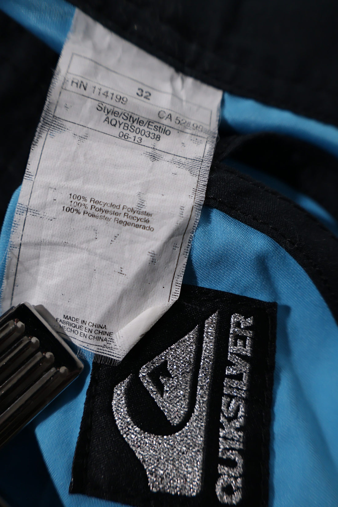 Pantaloni scurti Quiksilver bleu deschis cu detalii negre mărime M etichetă mărime și compoziție second-hand premium