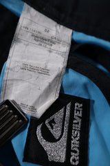 Pantaloni scurti Quiksilver bleu deschis cu detalii negre mărime M etichetă mărime și compoziție second-hand premium