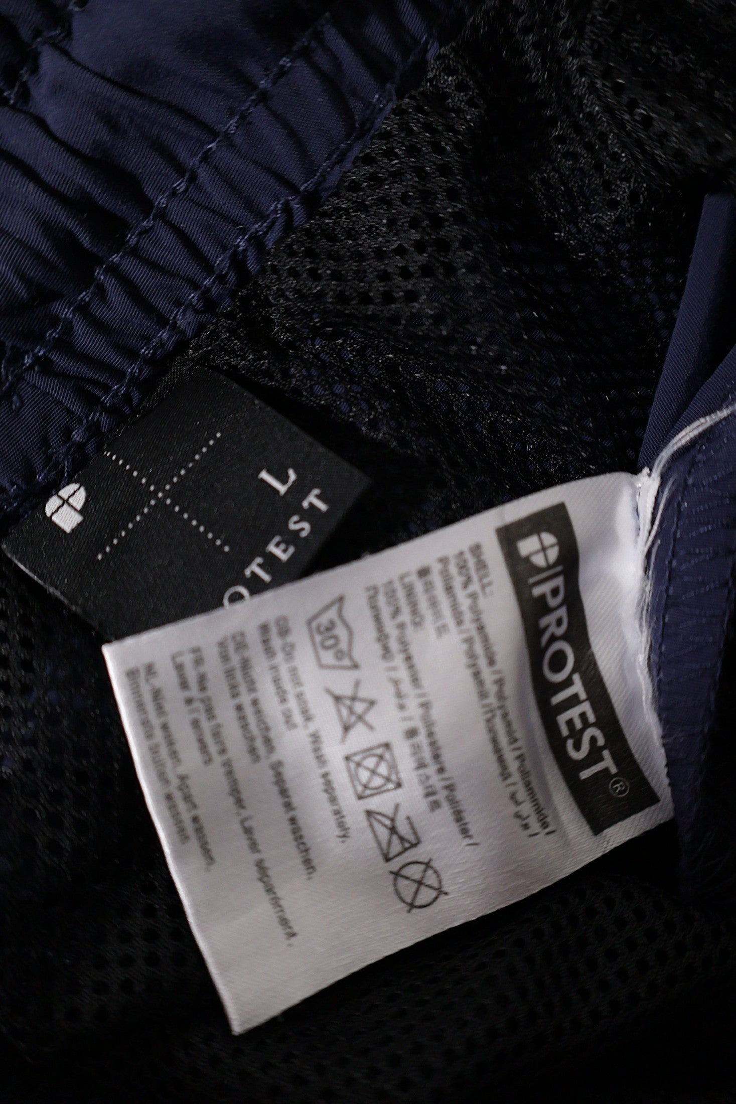 Pantaloni scurti Protest bleumarin mărime L etichetă mărime și compoziție second-hand premium