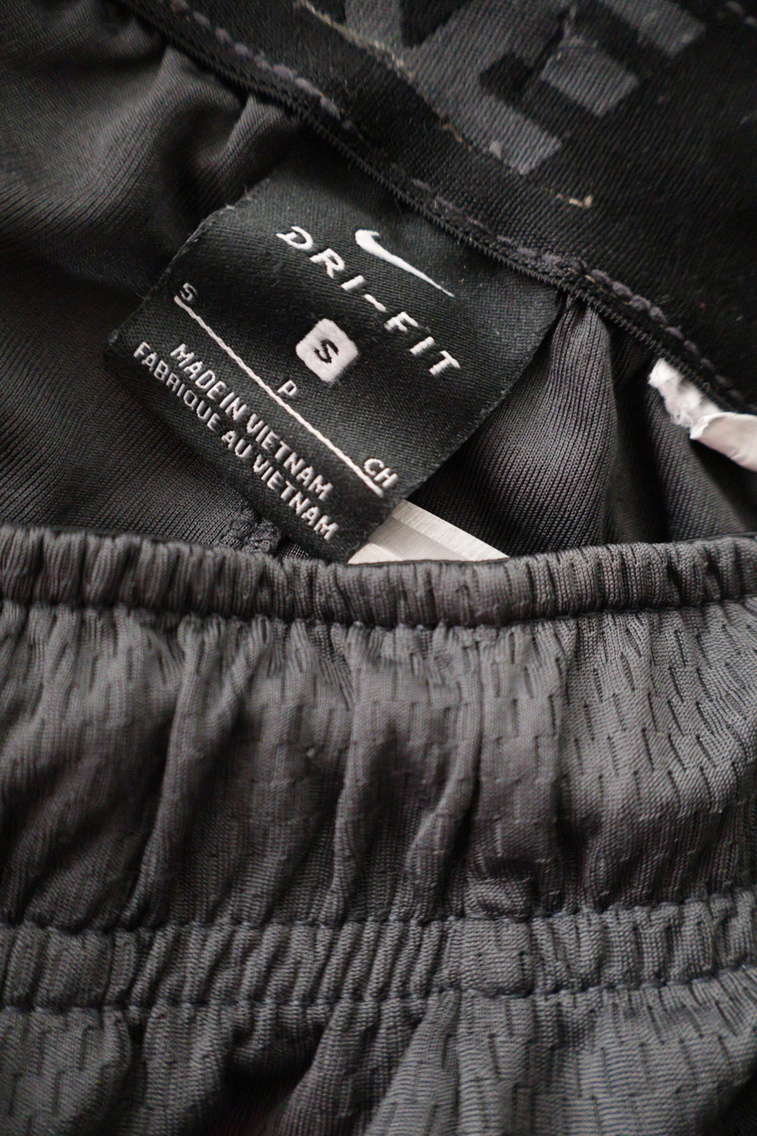 Pantaloni scurti Nike negru mărime S etichetă mărime și compoziție second-hand premium