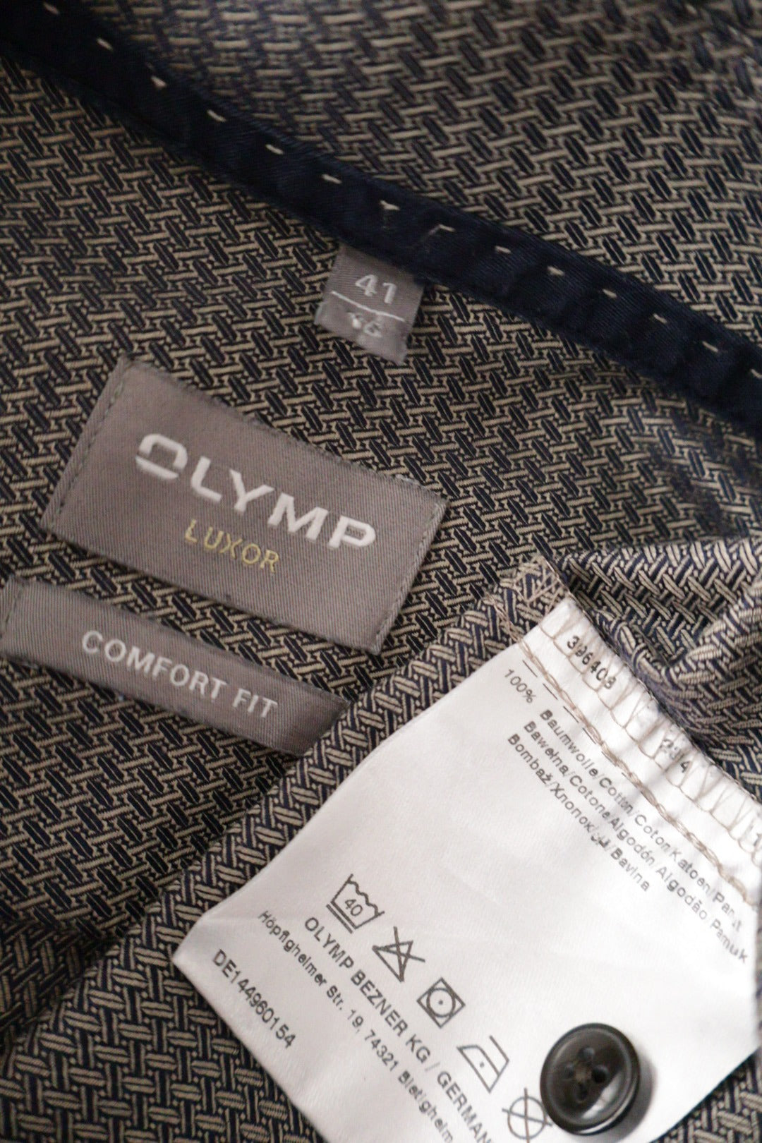Camasa OLYMP gri cu model discret geometric mărime L etichetă mărime și compoziție second-hand premium