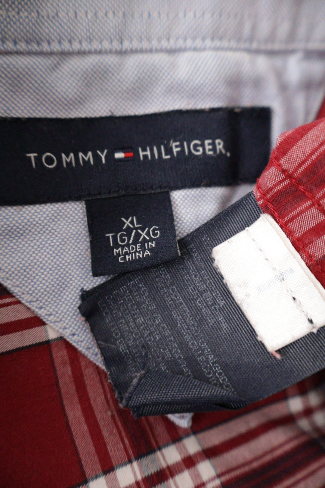 Camasa Tommy Hilfiger roșu cu alb mărime XL etichetă mărime și compoziție second-hand premium