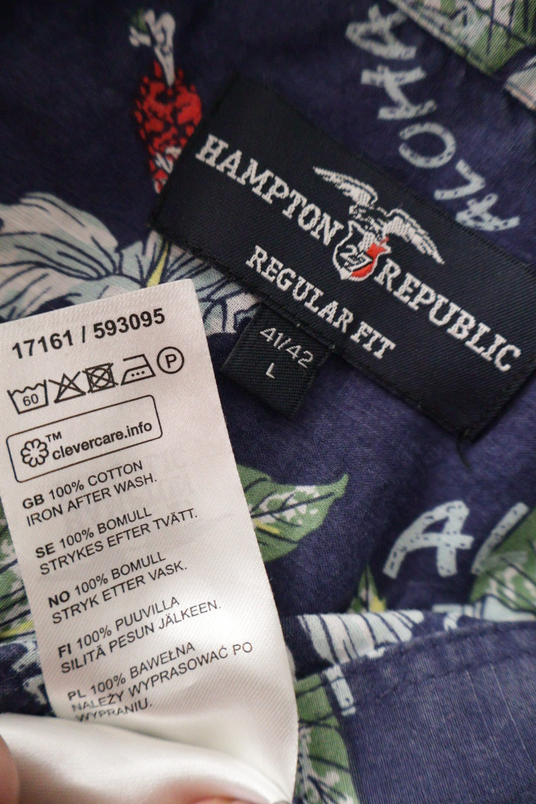 Camasa Hampton Republic bleumarin cu imprimeu floral si text „aloha” mărime L etichetă mărime și compoziție second-hand…