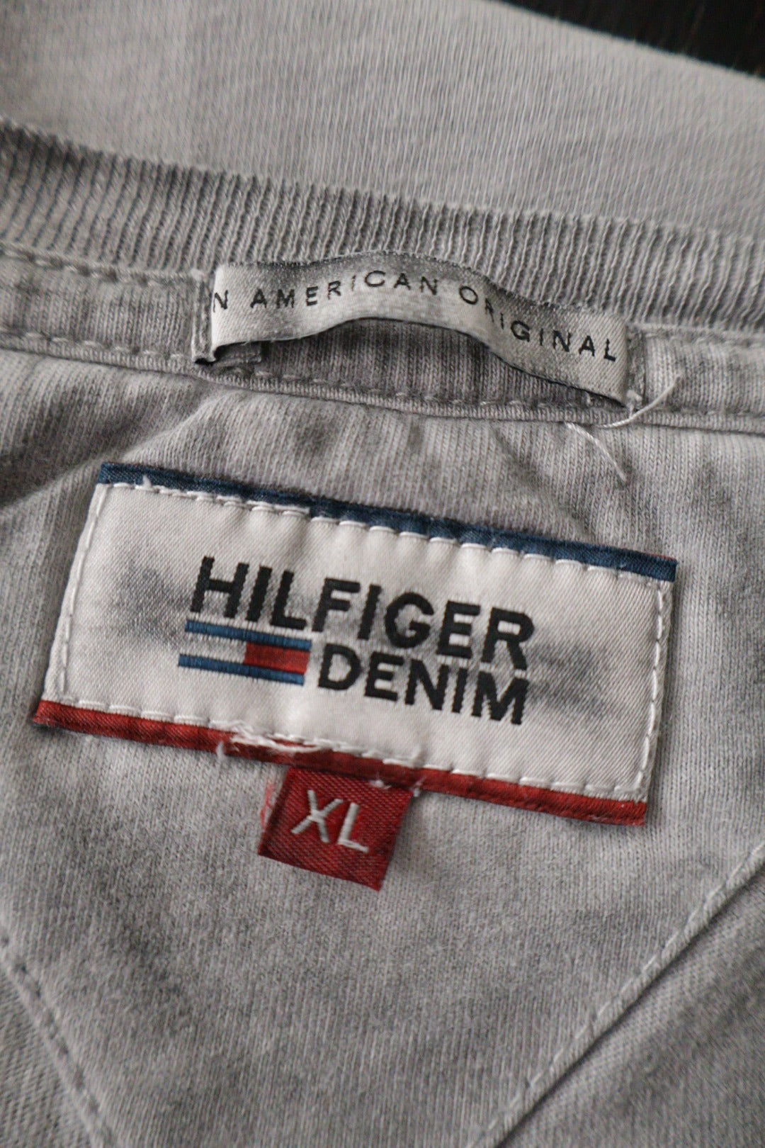 Tricou Tommy Hilfiger gri deschis mărime XL etichetă mărime și compoziție second-hand premium