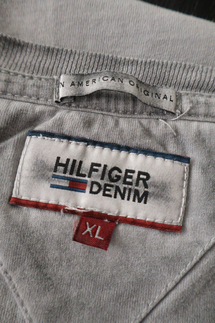 Tricou Tommy Hilfiger gri deschis mărime XL etichetă mărime și compoziție second-hand premium