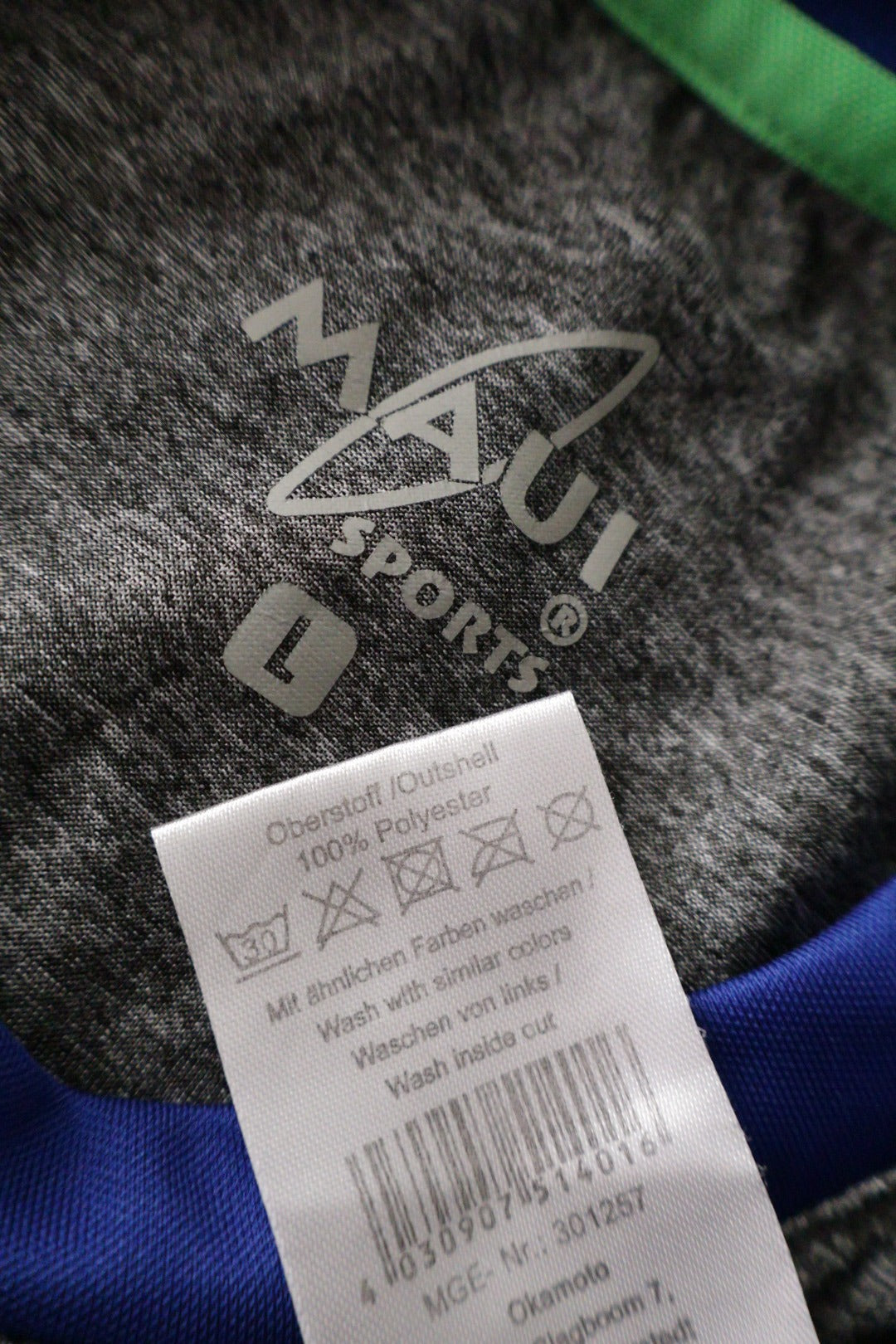 Tricou MAUI SPORTS gri cu albastru mărime L etichetă mărime și compoziție second-hand premium