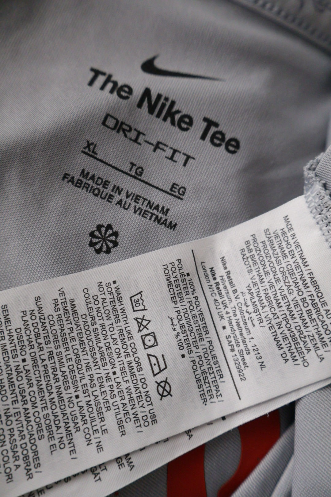 Tricou Nike gri deschis mărime XL etichetă mărime și compoziție second-hand premium