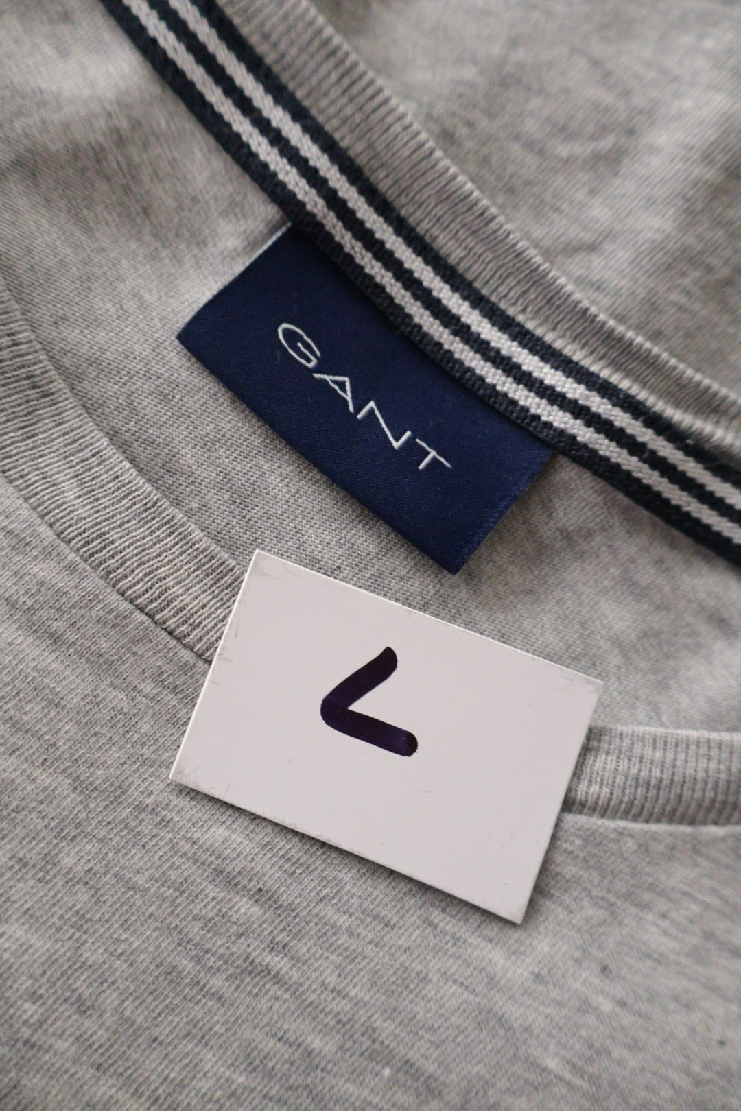 Tricou GANT gri deschis mărime L etichetă mărime și compoziție second-hand premium