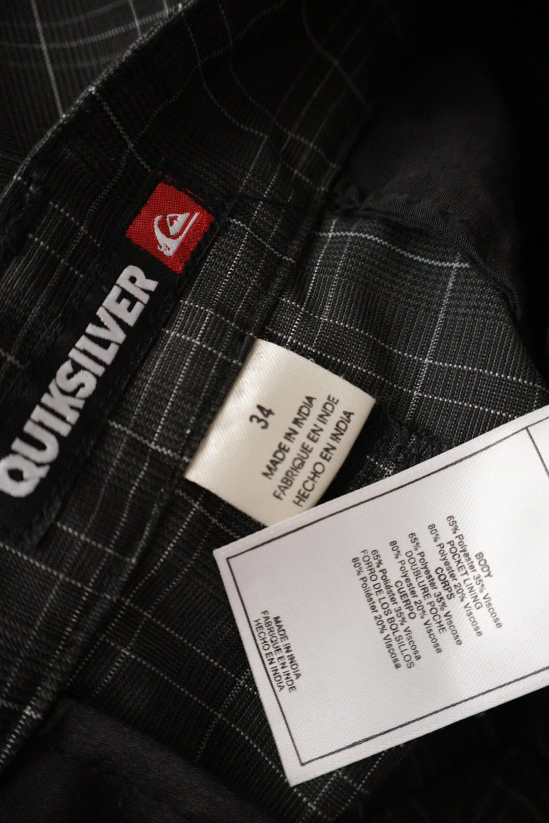 Pantaloni scurti Quiksilver negru mărime M etichetă mărime și compoziție second-hand premium