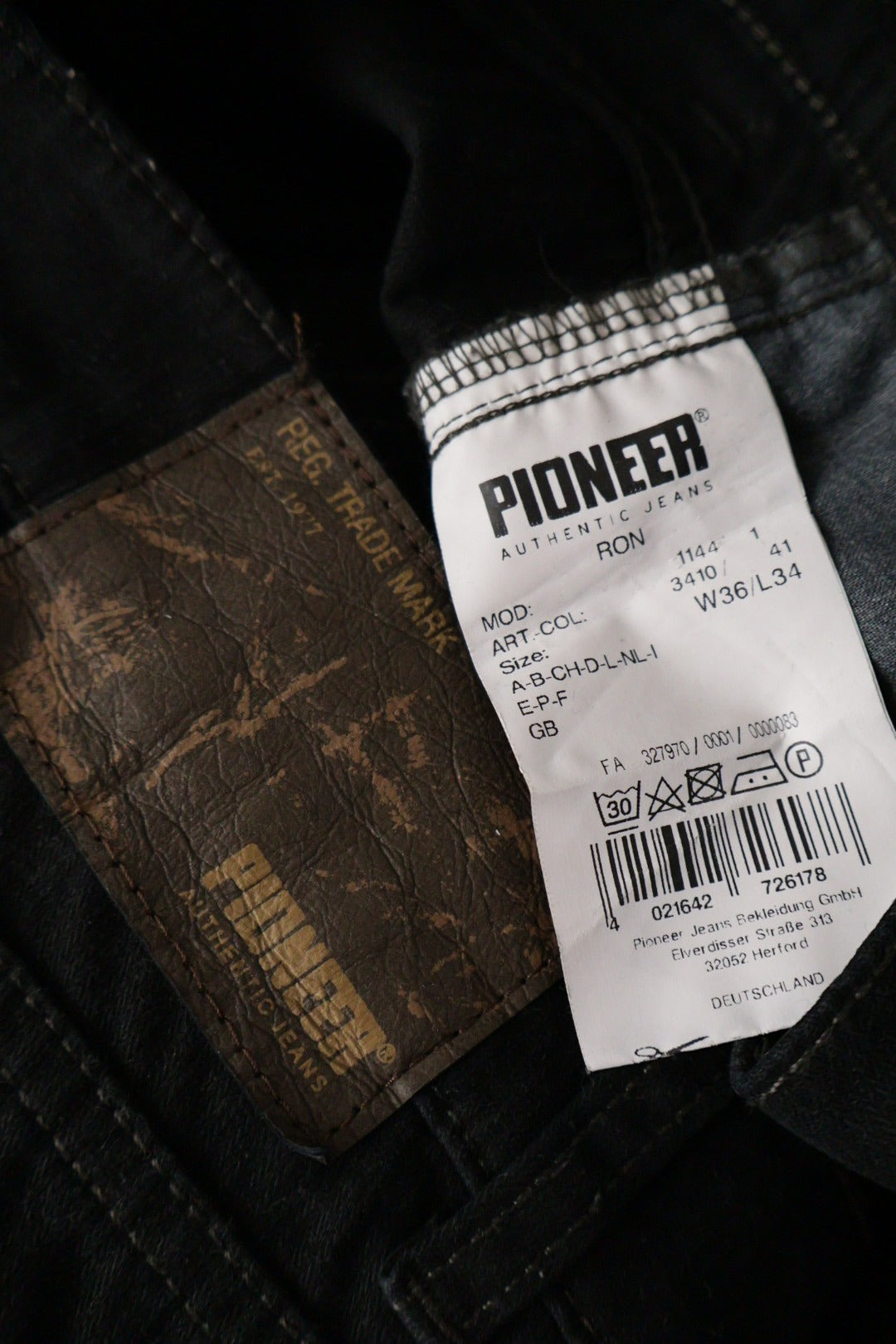 Blugi Pioneer negru mărime W36 etichetă mărime și compoziție second-hand premium