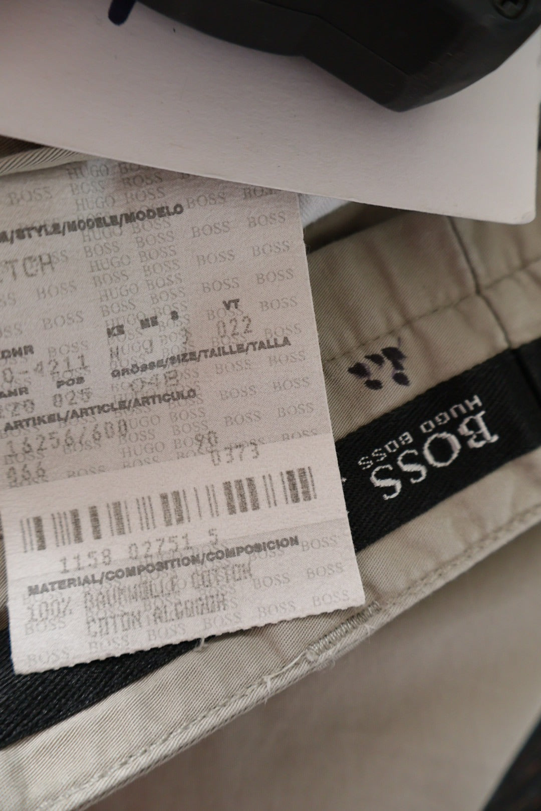 Pantaloni BOSS Hugo Boss bej deschis mărime S etichetă mărime și compoziție second-hand premium