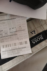 Pantaloni BOSS Hugo Boss bej deschis mărime S etichetă mărime și compoziție second-hand premium