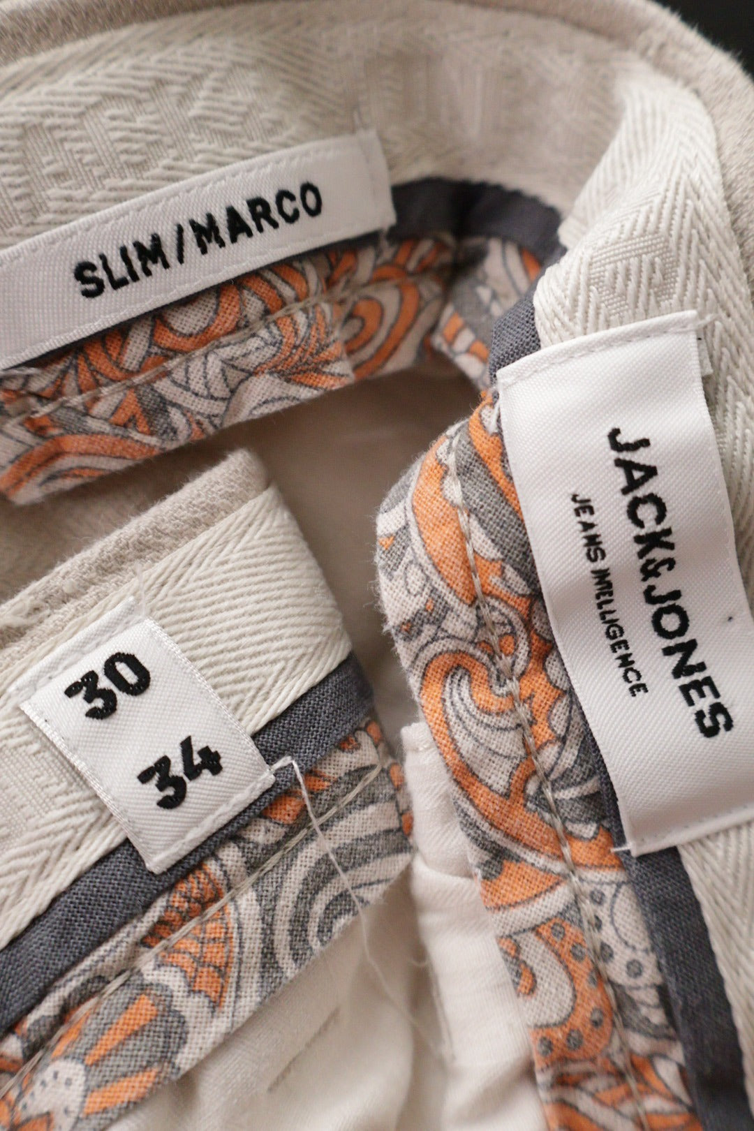 Pantaloni JACK&JONES bej deschis mărime S etichetă mărime și compoziție second-hand premium