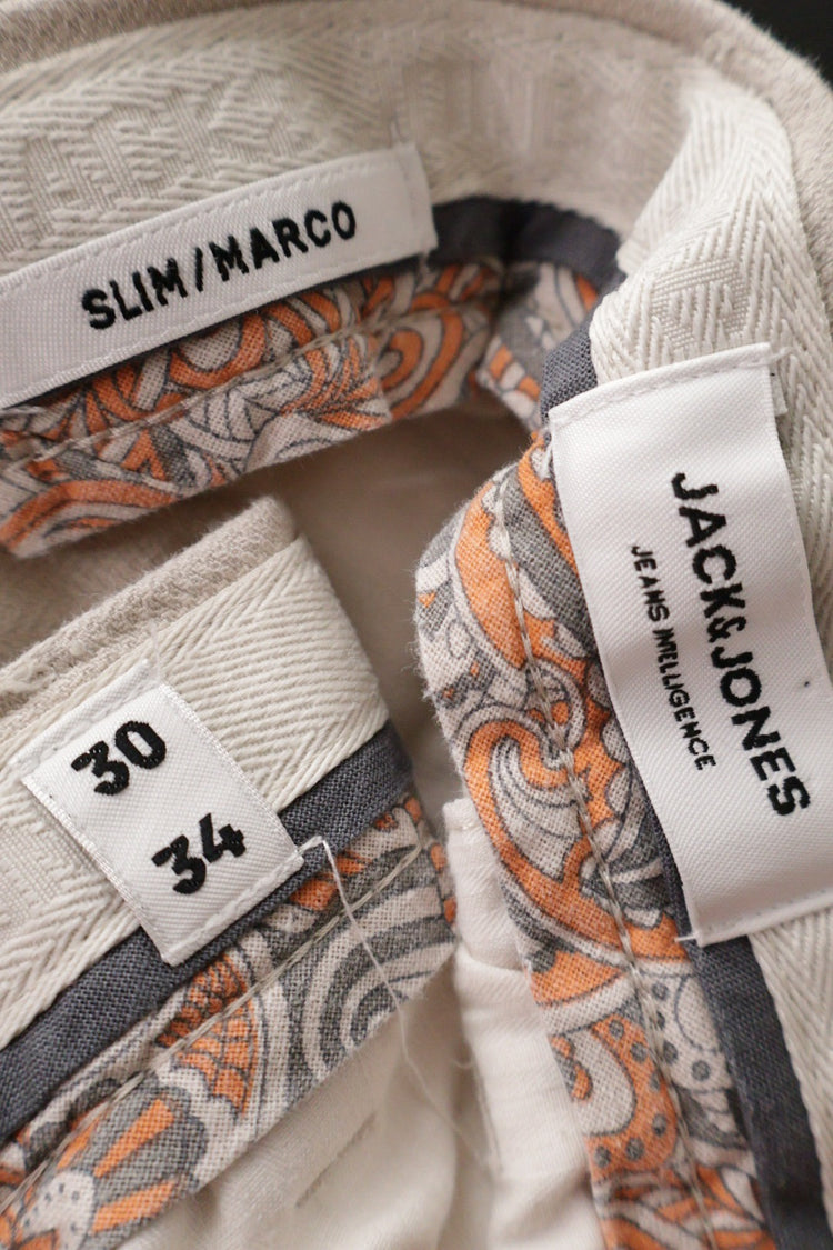 Pantaloni JACK&JONES bej deschis mărime S etichetă mărime și compoziție second-hand premium