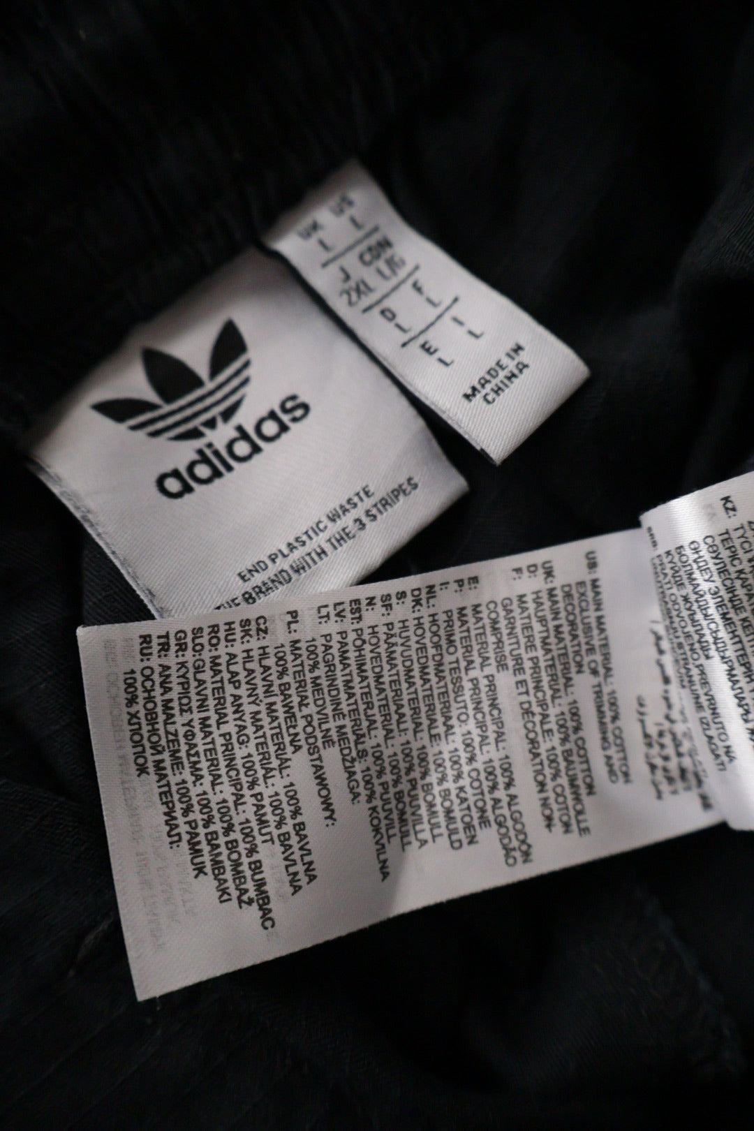 Pantaloni Adidas negru mărime L etichetă mărime și compoziție second-hand premium
