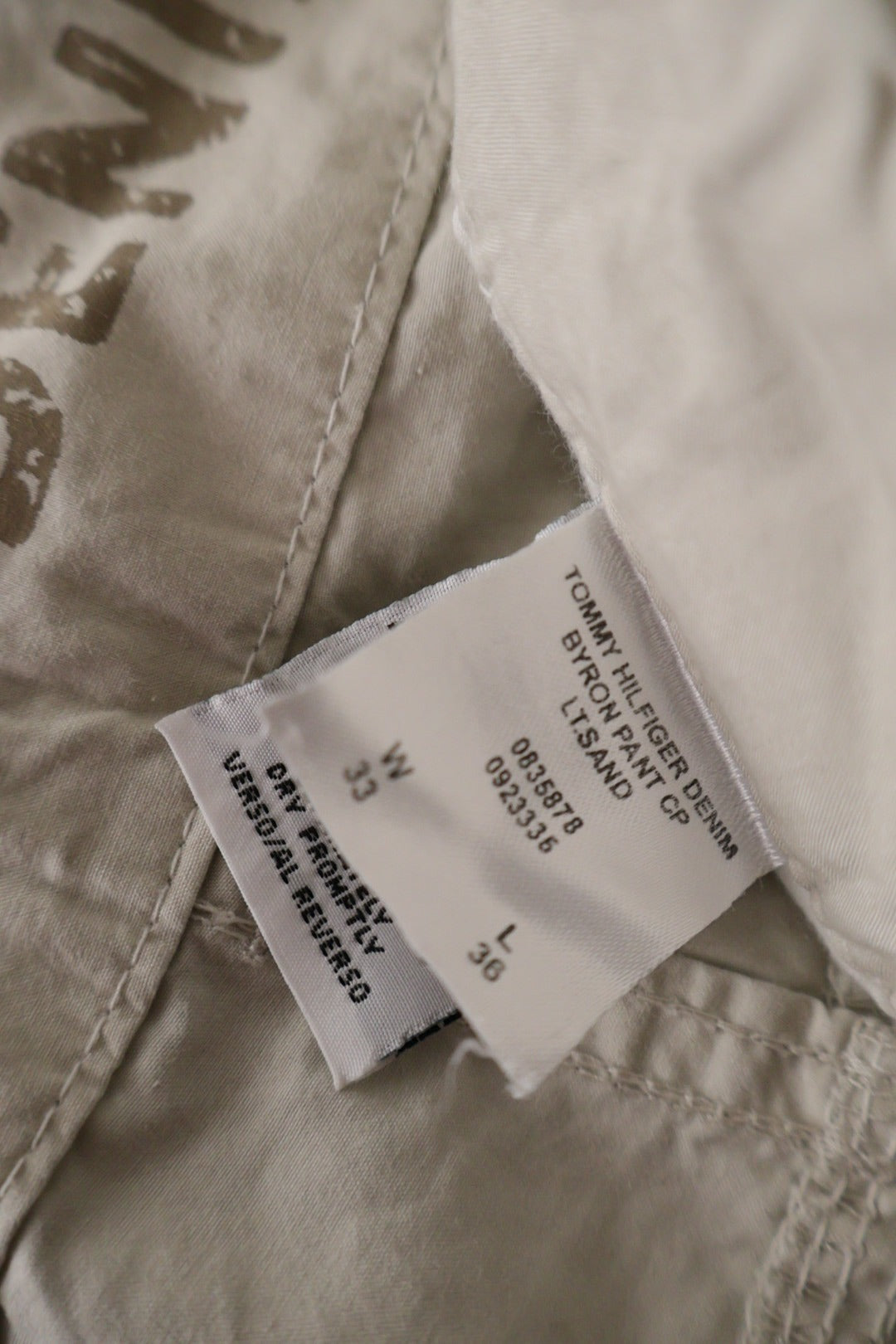 Pantaloni Tommy Hilfiger bej deschis mărime M etichetă mărime și compoziție second-hand premium
