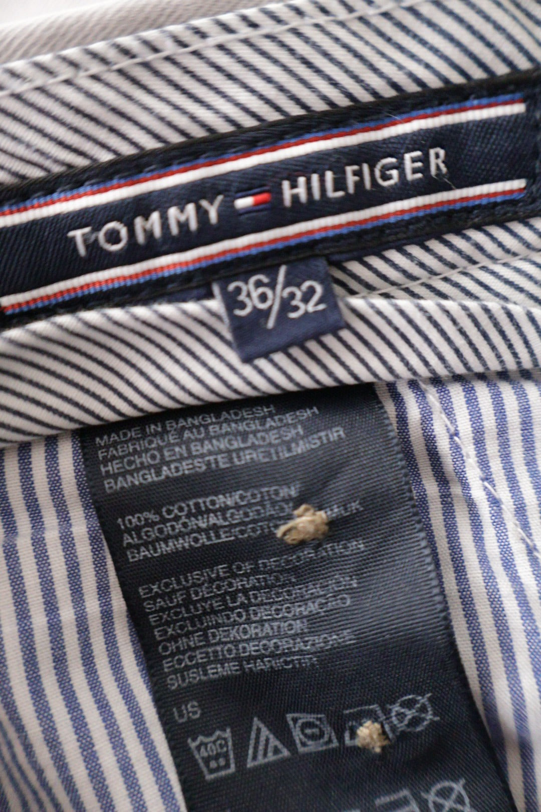 Pantaloni Tommy Hilfiger gri deschis mărime L etichetă mărime și compoziție second-hand premium