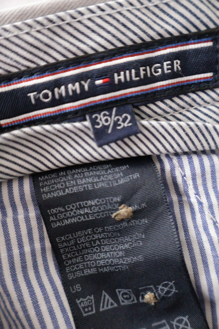 Pantaloni Tommy Hilfiger gri deschis mărime L etichetă mărime și compoziție second-hand premium