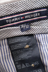 Pantaloni Tommy Hilfiger gri deschis mărime L etichetă mărime și compoziție second-hand premium