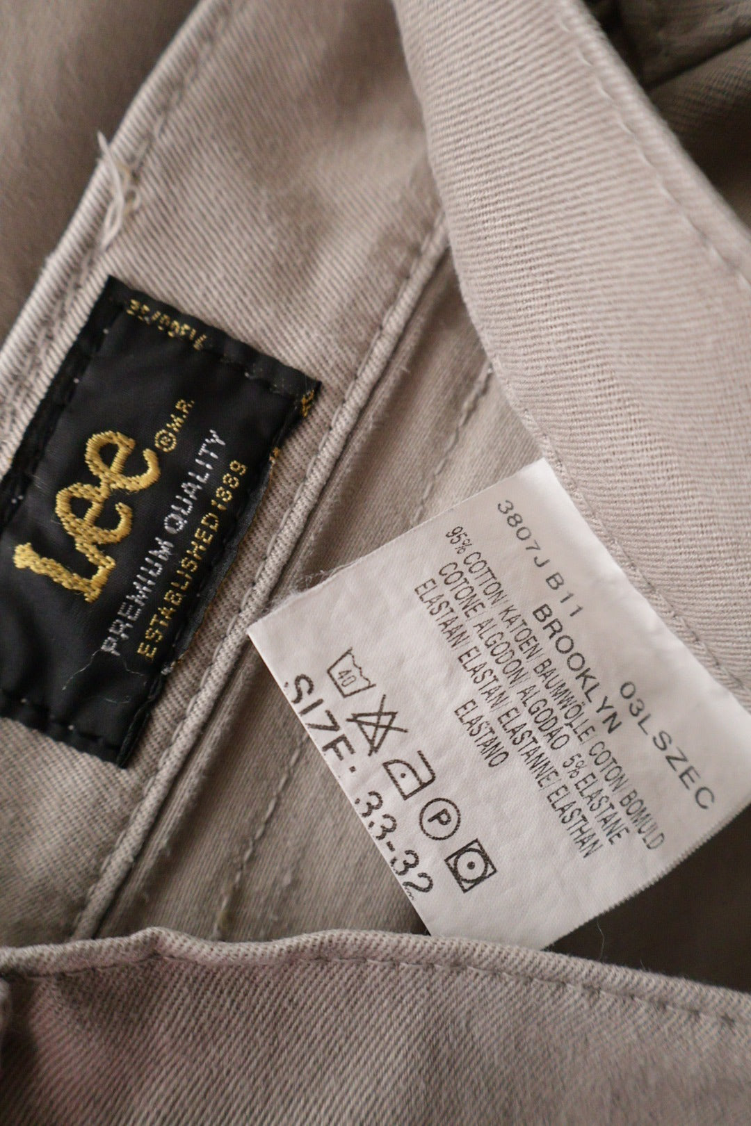 Blugi Lee bej deschis mărime W33 etichetă mărime și compoziție second-hand premium