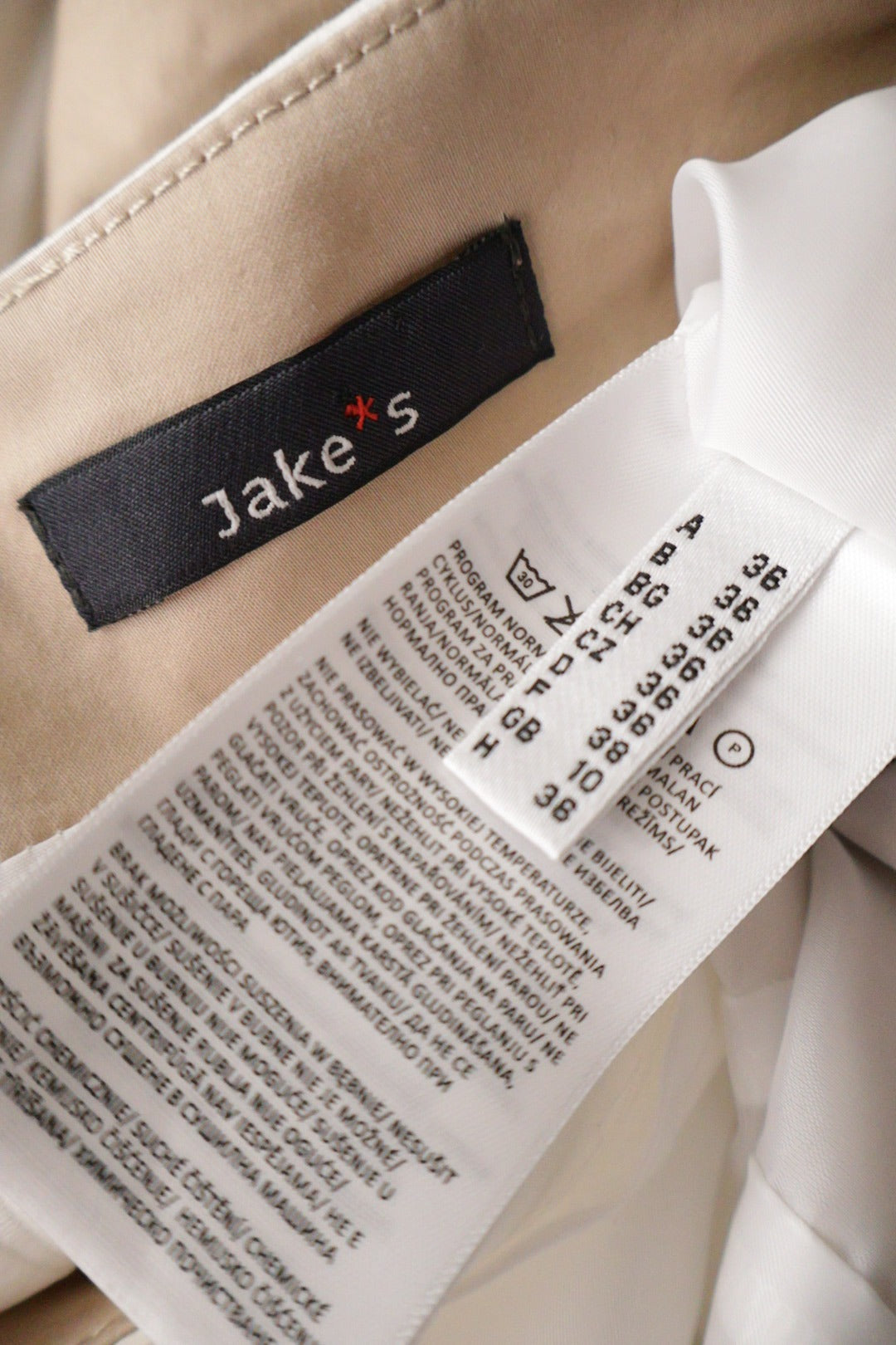 Rochie Jake's bej si alb mărime S etichetă mărime și compoziție second-hand premium